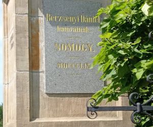 Berzsenyi-emléktábla a síroszlopon Niklán (2026 CsRI)