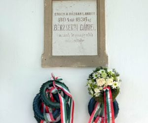 Berzsenyi emléktáblája a niklai kúrián (2026 CsRI)