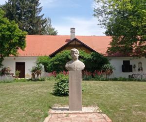Berzsenyi mellszobra a niklai kúria előtt (2026 CsRI)